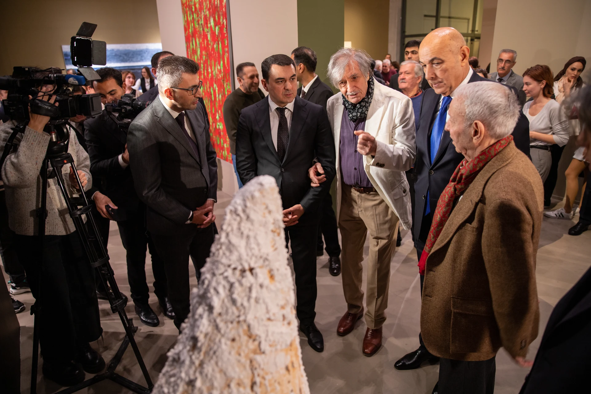 Farhad Khalilov discusses the sculpture with guests and members of the press at the exhibition opening.