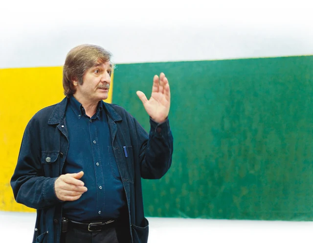 Farhad Khalilov speaking in front of a painting at his 2008 State Tretyakov Gallery retrospective.