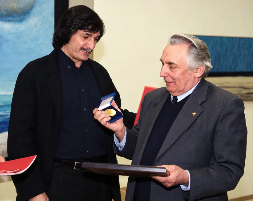 Receiving a gold medal at his solo exhibition in Moscow